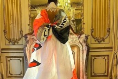 Meraviglioso abito da sposa di design creato con l'uso di ali da kitesurf.