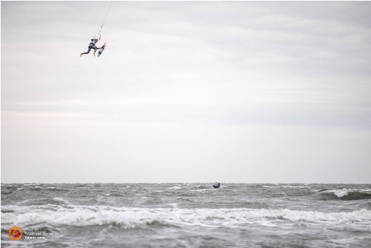 Foto di kiter che fa un trick
