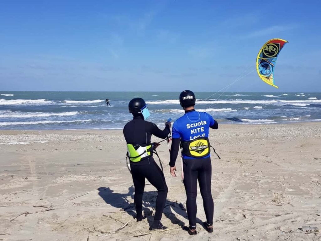foto di kiter con istruttore a Lecce