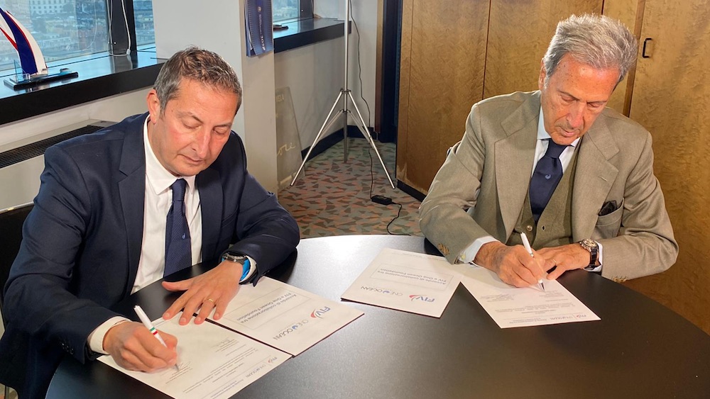 Foto di Francesco Ettore alla firma del One Ocean Foundation