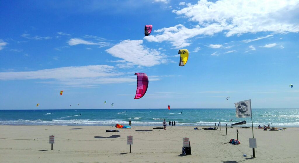Foto di kitesurf sul litorale romano