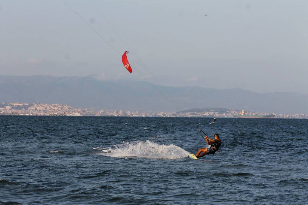 foto di kiters che praticano kitesurf a Petrol Beach vicino a Cagliari