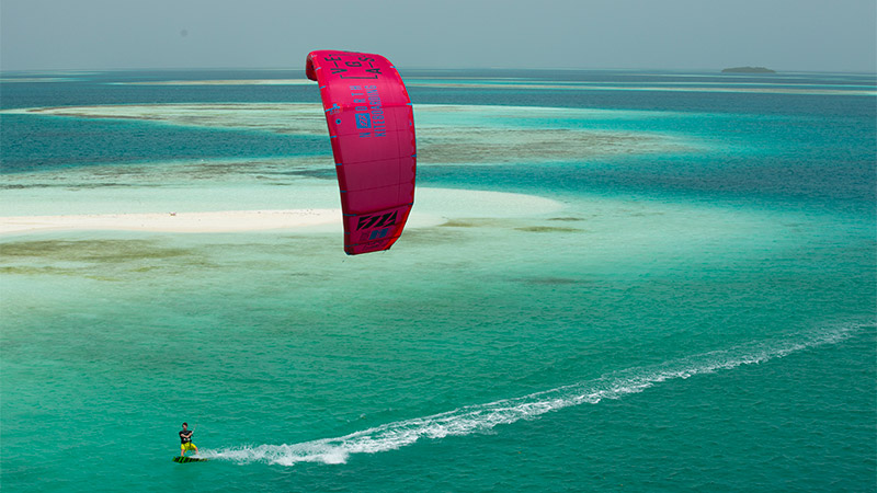 Foto di kiter che pratica il kitesurf nel mare di Isla de Coche