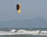 Foto di kitesurfer sul mare