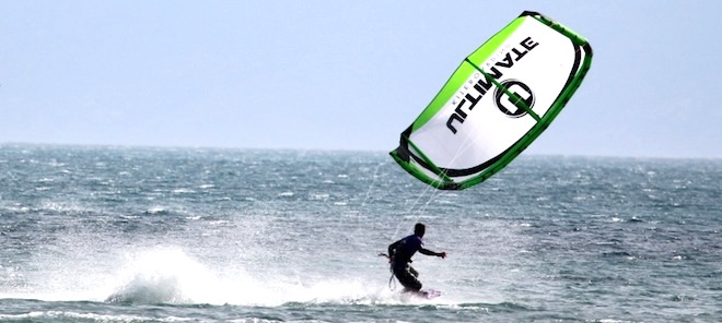 Foto di persona che gareggia nel kitesurf