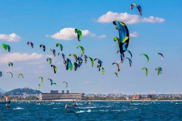 foto di kiters che praticano kitesurf in Sardegna