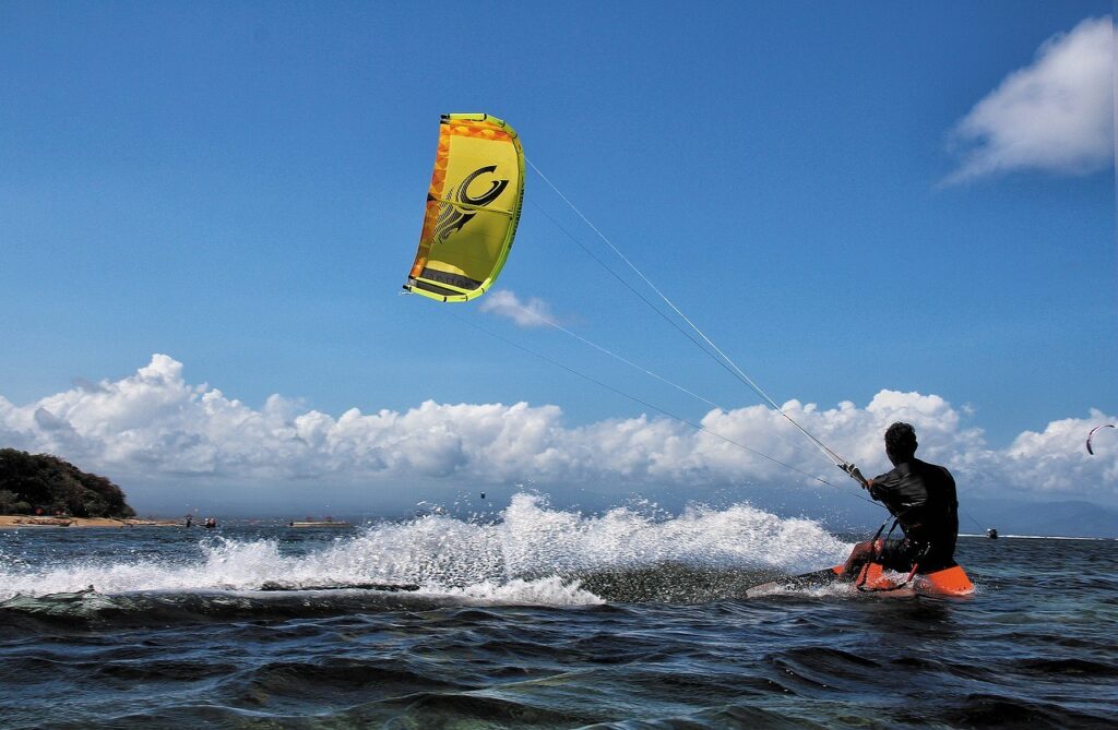 Foto di persona che pratica il kitesurf