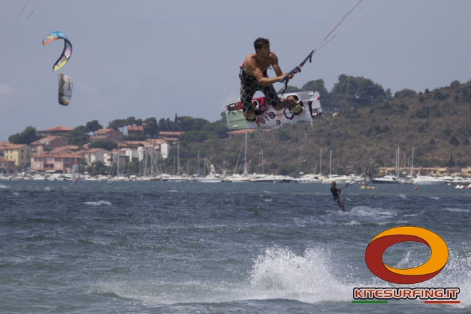 Foto di persona che pratica kitesurf