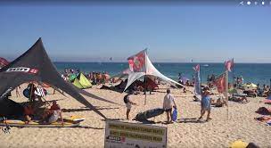 Foto di kiters sulla spiaggia a Vindicio