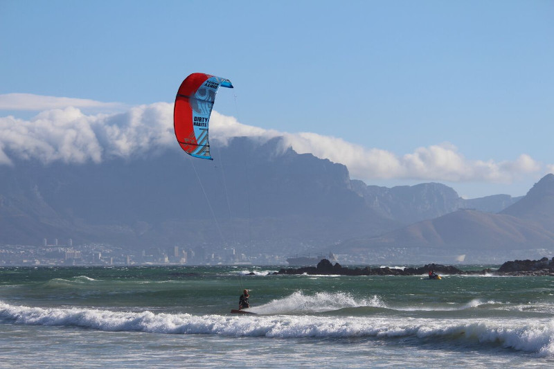 Foto di Kiter sul mare con montagna del Sud Africa sullo sfondo