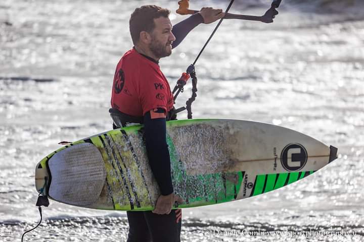 Foto di Carlo D'Ercole con il suo kiteboard
