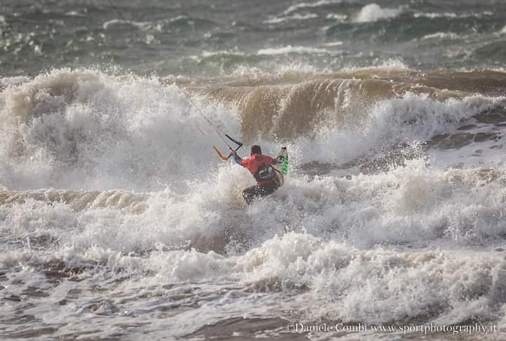 Foto di Carlo d'ercole mentre affronta le onde con il suo kiteboard