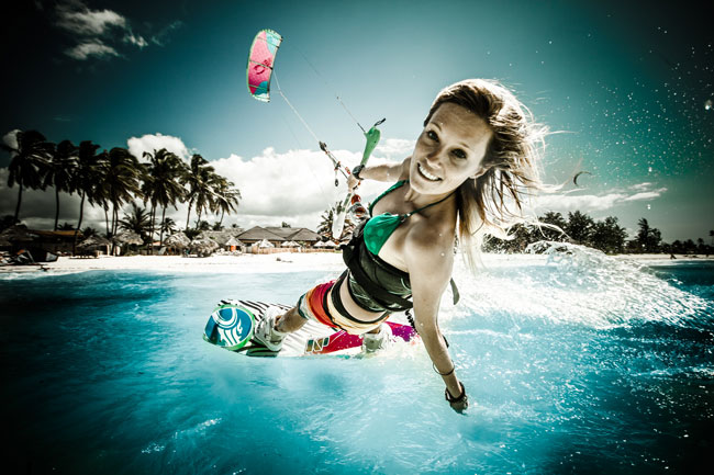 Foto di donna kiter che fa un trick