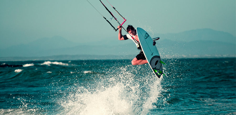 Foto di kiter che fa kitesurf sul mare egiziano