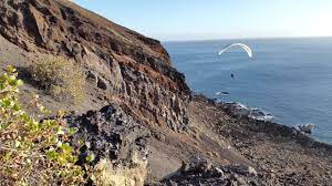 Foto di kite vicino a scogli di El Hierro