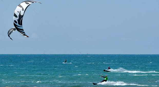 kitesurf abruzzo meteo foto di kiters che praticano kitesurf sulla costa abruzzese