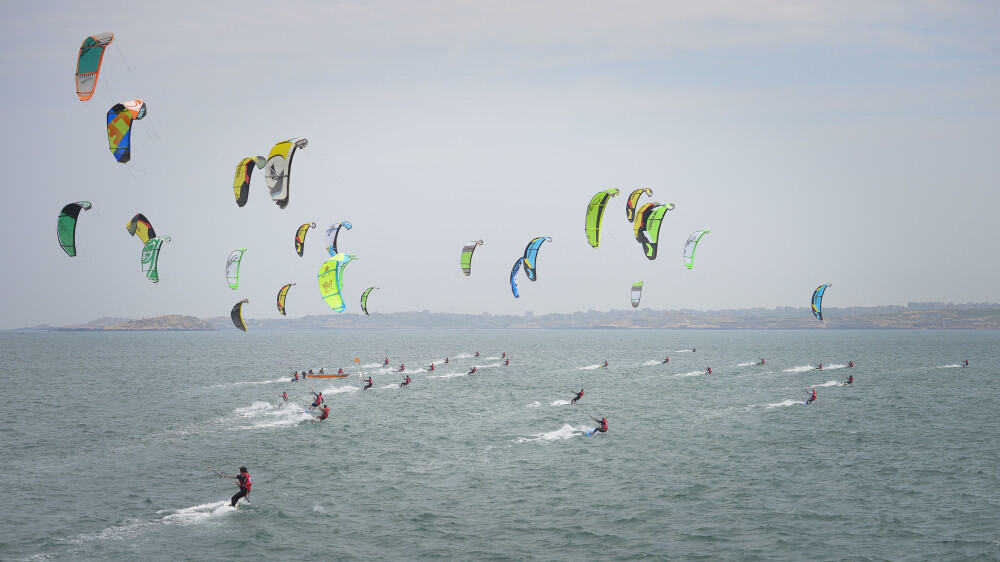 Foto di kiters sul mare in Cina