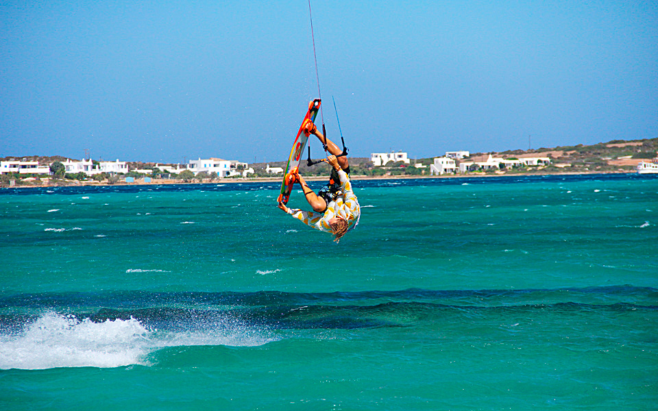 Foto di Kiter che fa trick sul mare piatto greco