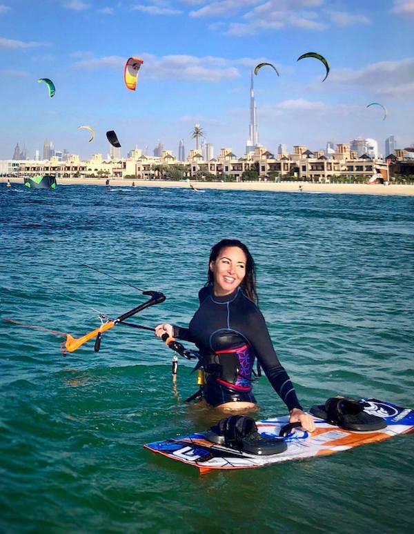 Foto di bella fanciulla con il kiteboard