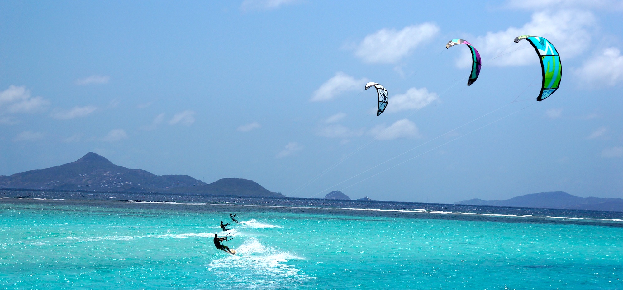 Foto di due kiters sul mare del sud francia