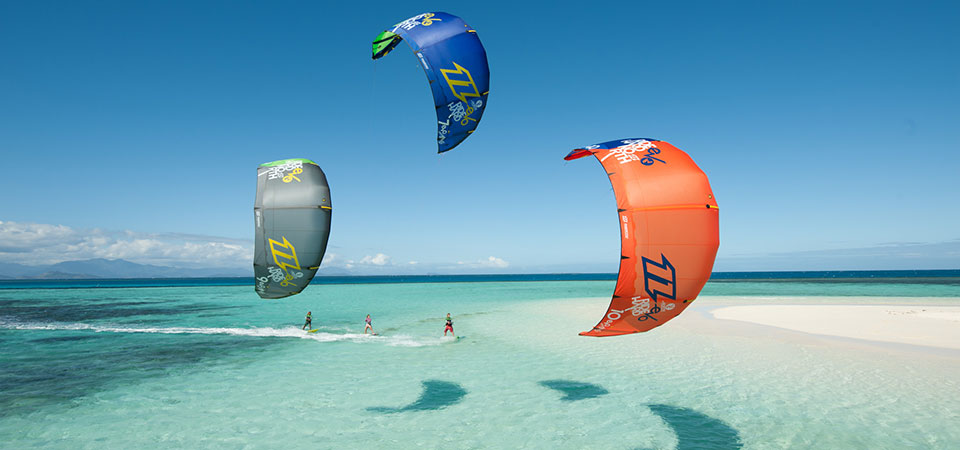 Foto di kiters su acque cristalline a Togo