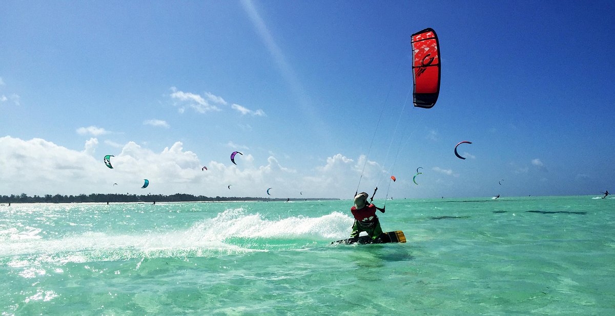 kitesurf zanzibar foto di Kiter sul mare cristallino di zanzibar