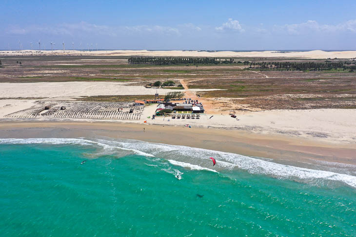 paracuru-kitespot-kitesurf meteo Foto di kiter che fa kitesurf in Paracuru durante bella giornata