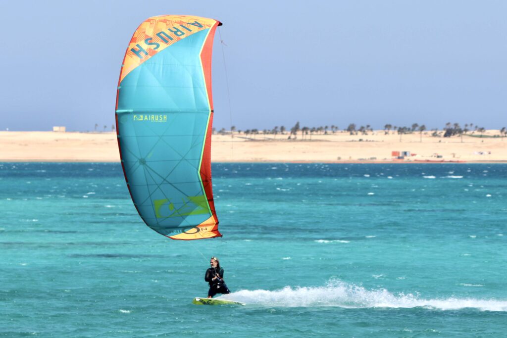 Foto di kiter che fa kitesurf a Soma bay durante bella giornata