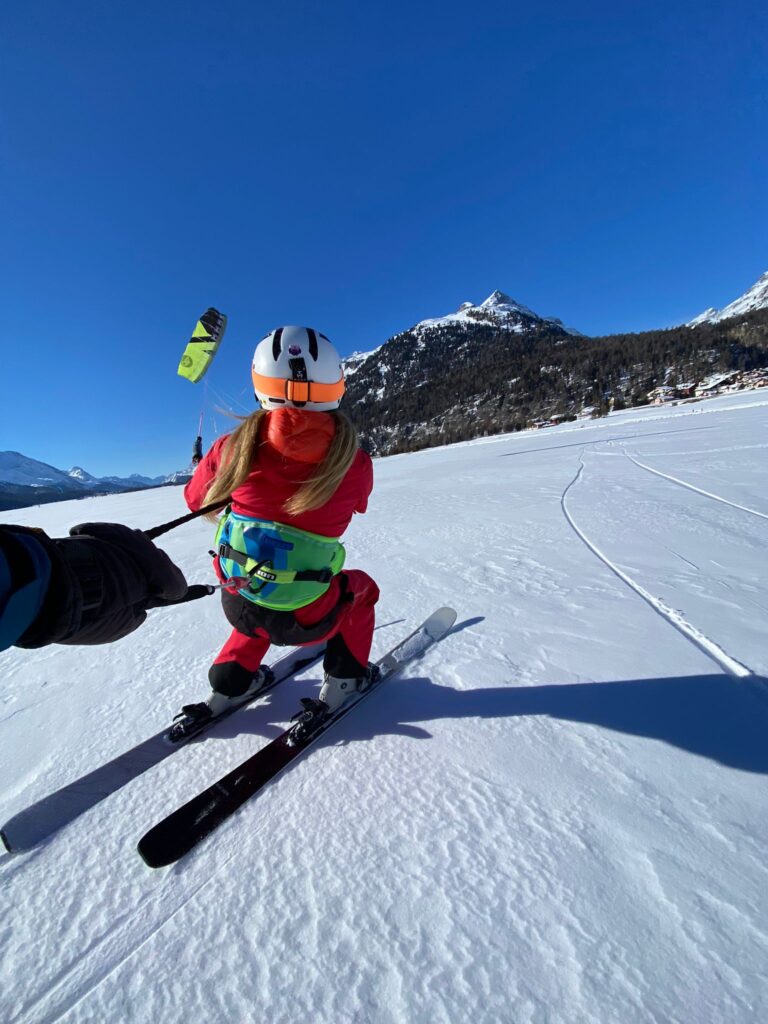 Foto di bambina che fa snowkite a Passo del Foscagno