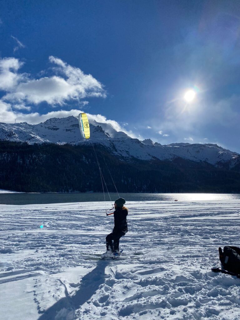 Foto di kiter che fa snowkite a Passo del Foscagno