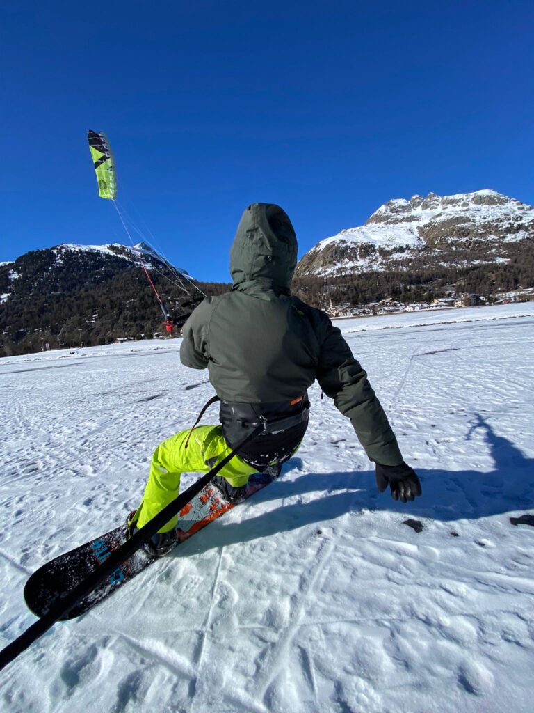 Foto di snow kiter presso Passo del Foscagno con snowboard
