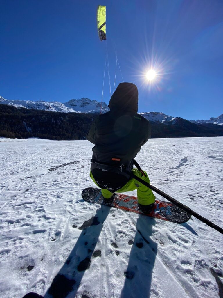 Foto di snow kiter presso Passo del Foscagno con snowboard