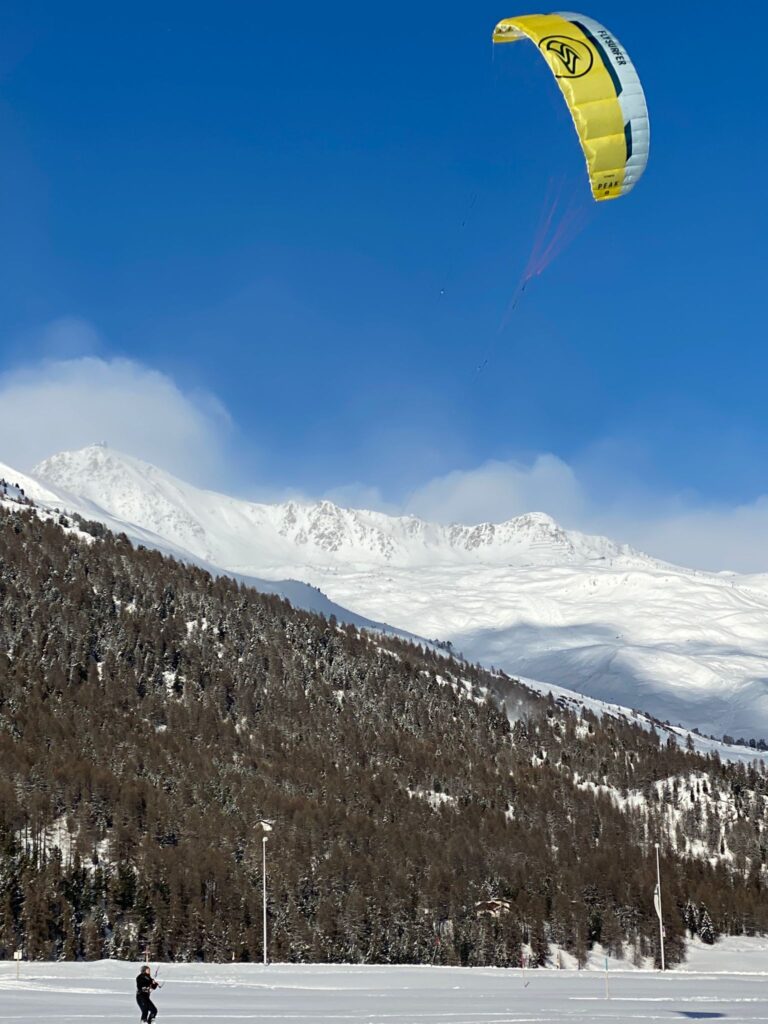 Foto di snow kiter presso Passo del Foscagno con kite nel cielo azzurro