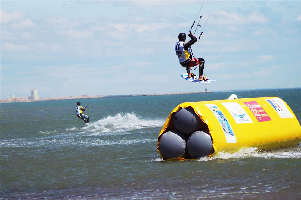 Foto di kiter che fa boarder cross