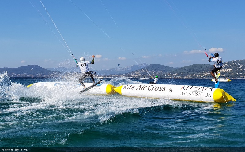 Foto di kiter che fa boarder cross