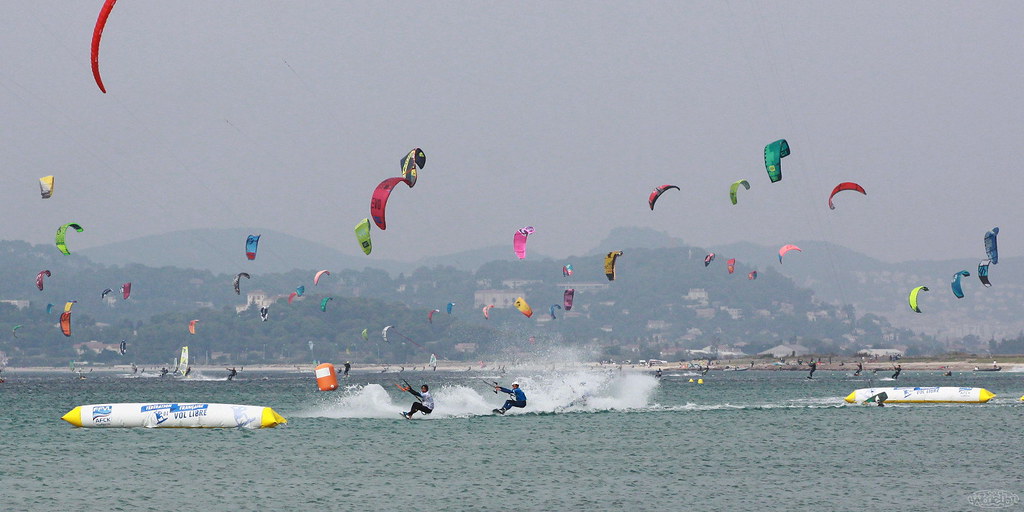 Foto di kiter che fa boarder cross