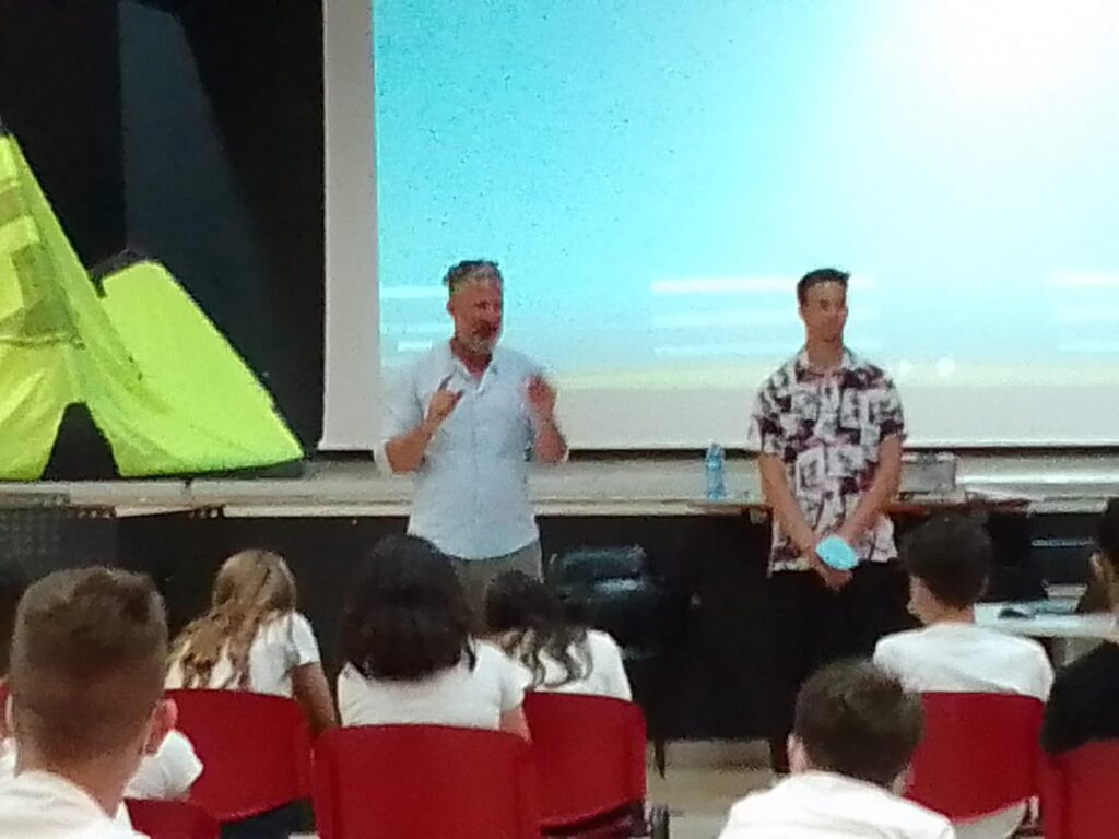 Lezione di kitesurf dove era presente anche Antonella