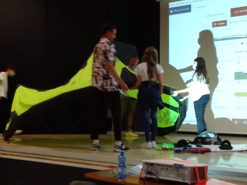 Gli allievi vengono a vedere l'ala del kitesurf