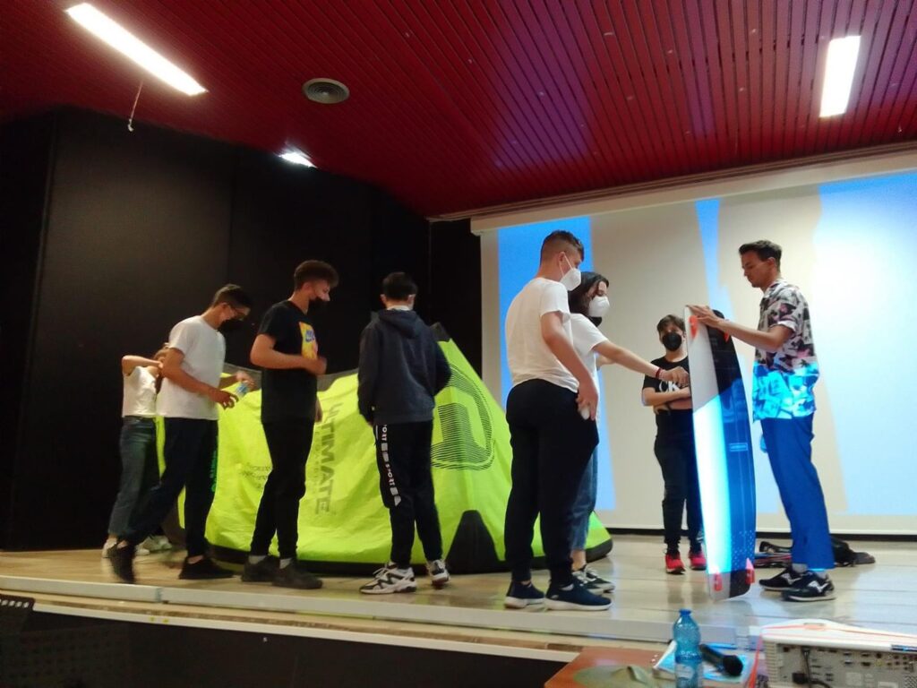Gli allievi vedono com'è fatta una tavola da kitesurf