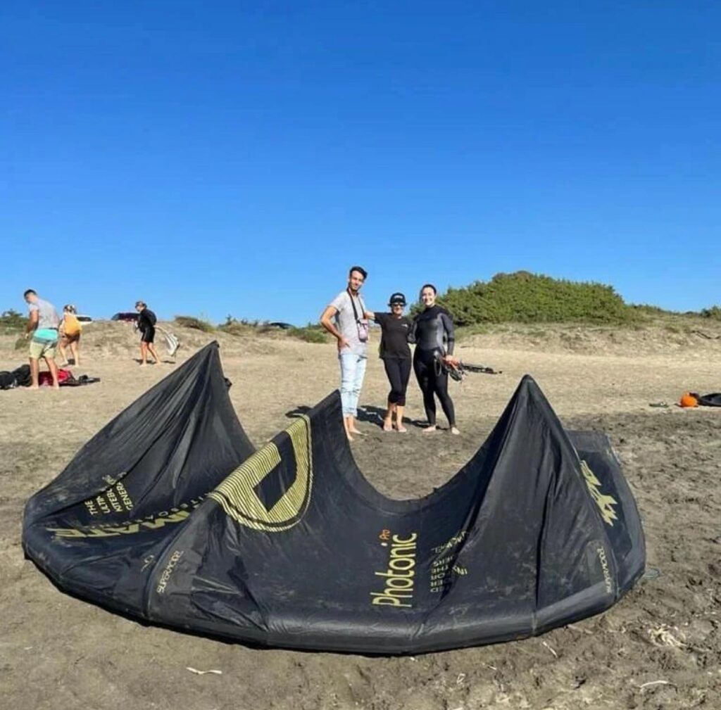 Foto di antonella con allievo e ala da kitesurf