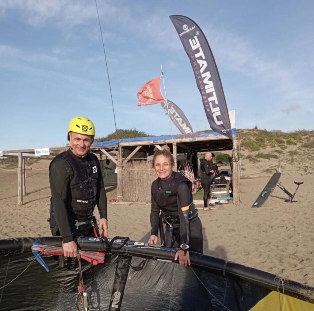Antonella spiega come gestire l'ala del kitesurf