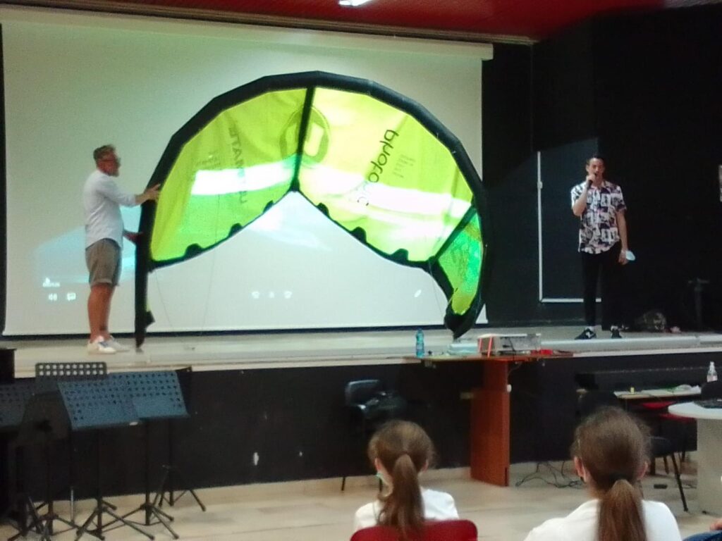 Lezione di kitesurf di Antonio Gaudini dove era presente pure Antonella