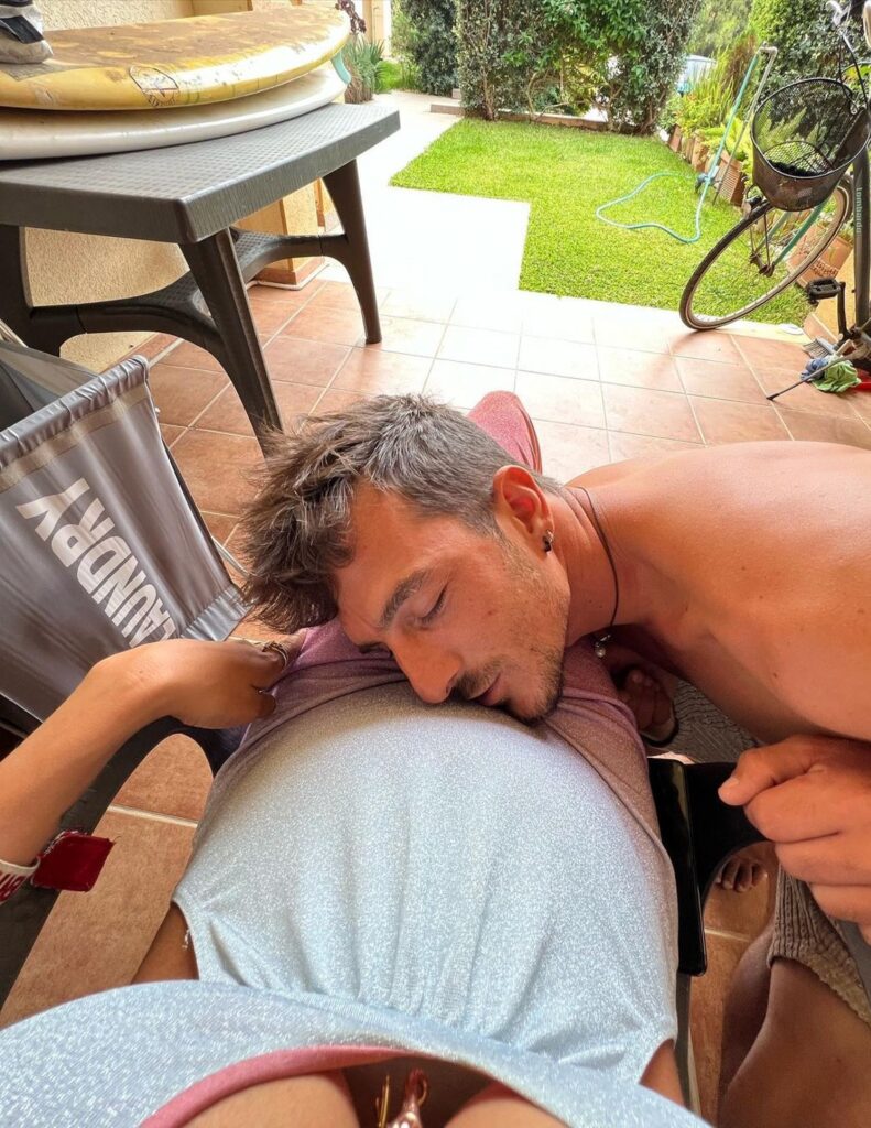 Il papà Coccoluto vicino al pancione
