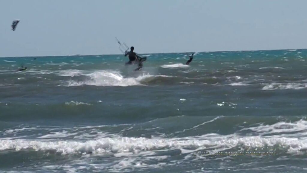 foto di kitesurf a marina di grosseto