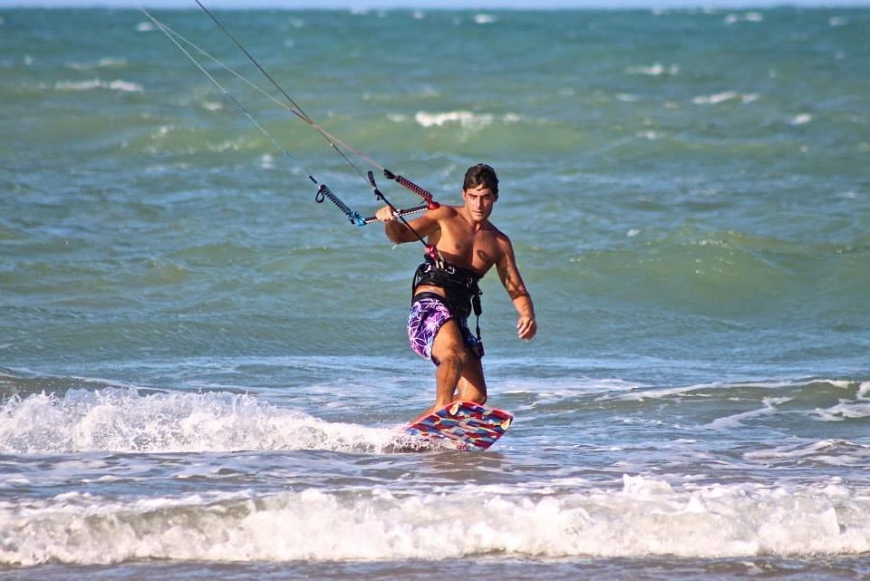 sabaudia kitesurf foto di kiter a sabaudia