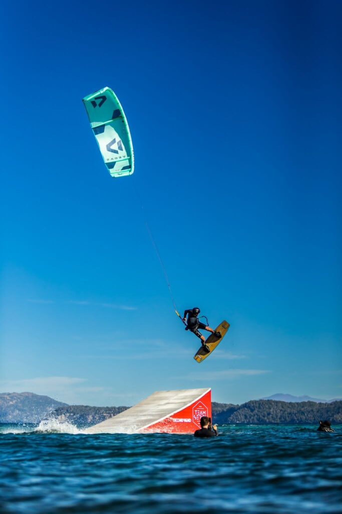Noè Park che pratica Kite Park