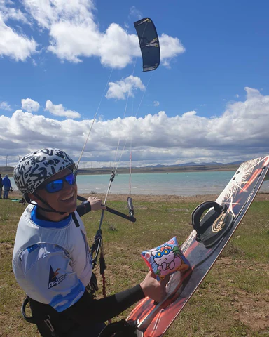 Juan nel campionato La Loteta Cierzo Festival con il galleggiante di Hello Kitty per recuperare la tavola