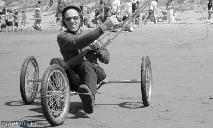 Peter Lynn è stato uno dei più grandi pionieri del kite mondiale. Ingegnere, inventore e visionario, ha segnato la storia del power kite, del kite buggy e dell’evoluzione tecnica che ha contribuito anche alla crescita del kitesurf moderno. Con questo articolo, Kitesurfing.it rende omaggio a un uomo che ha cambiato per sempre il modo di pensare il vento, la trazione e la libertà nel nostro sport.